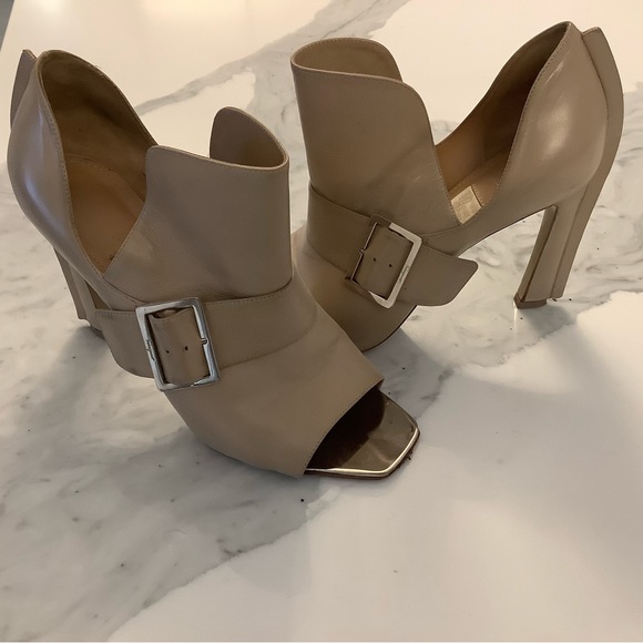 Beautiful Ferragamo shoes! Purchased in NYC. - Picture 1 of 5